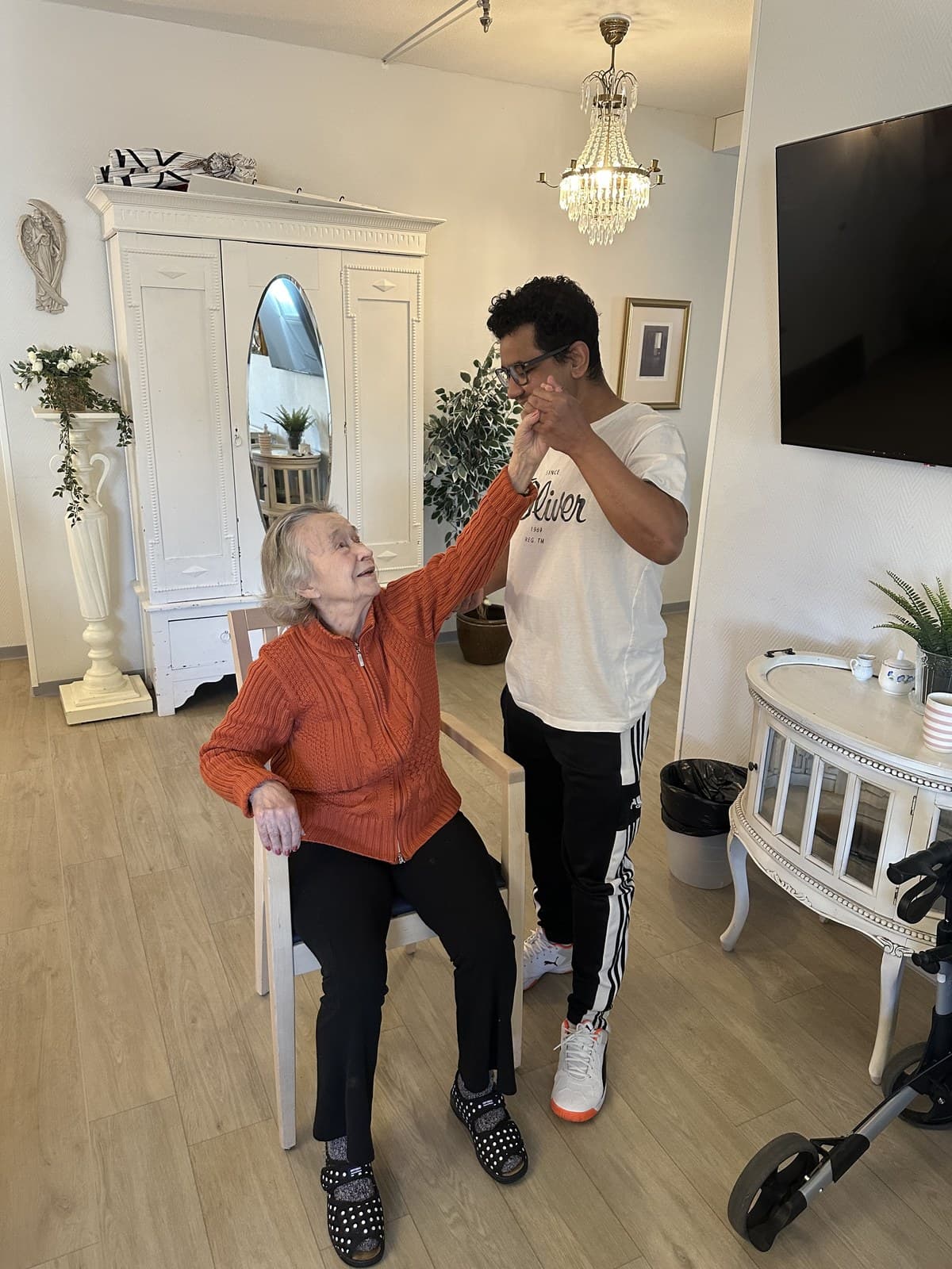 Care Plus fysioterapeutti ja ikääntynyt asiakas harjoittelevat yhdessä kotona